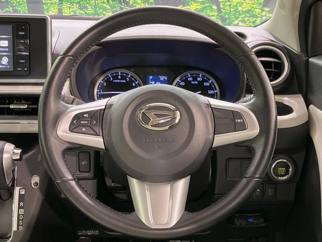 �C���e���A�ɍ��킹���f�U�C���̃X�e�A�����O�́A�^�]�������̂��Ƃ��l���A�^�]���₷���`��A�傫���ł��B�����x�A���ۂɐG���Ă��m���߂��������B