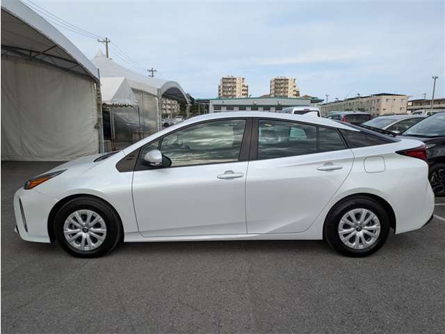 プリウス1.8 S セーフティ プラスII E-Four 4WD