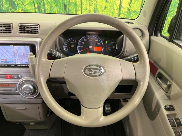 �C���e���A�ɍ��킹���f�U�C���̃X�e�A�����O�́A�^�]�������̂��Ƃ��l���A�^�]���₷���`��A�傫���ł��B�����x�A���ۂɐG���Ă��m���߂��������B