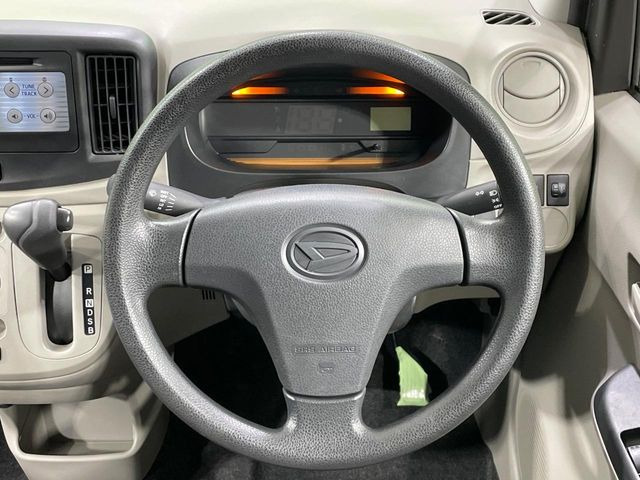 �C���e���A�ɍ��킹���f�U�C���̃X�e�A�����O�́A�^�]�������̂��Ƃ��l���A�^�]���₷���`��A�傫���ł��B�����x�A���ۂɐG���Ă��m���߂��������B