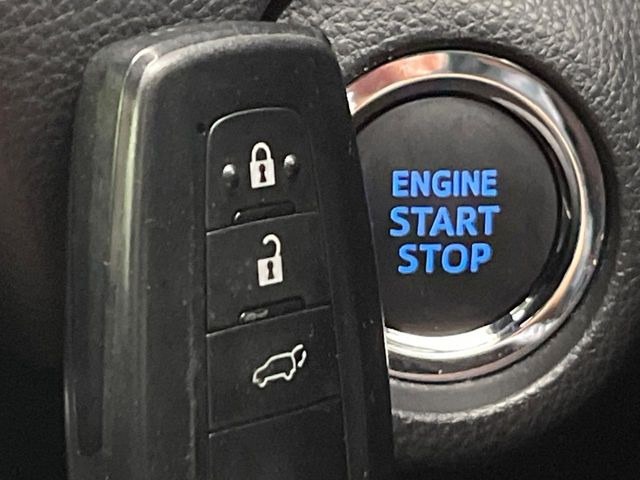 【スマートキー】カバンやポケットに入れたままでもドアの施錠・解錠が可能なスマートキーを装備。エンジンのオン・オフ時もカギを取り出す必要が無いからとっても便利です♪