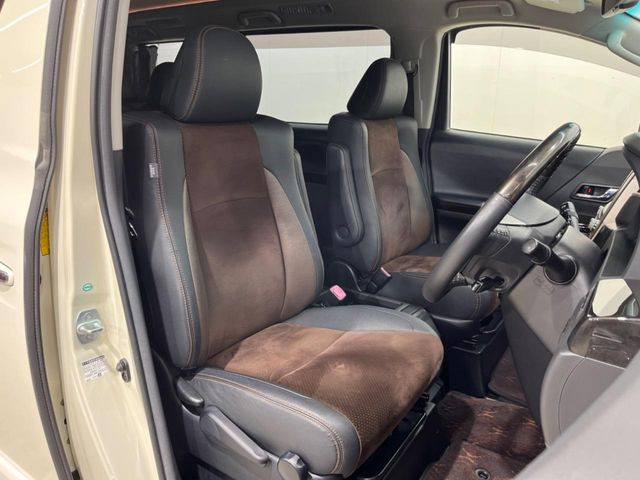 運転席まわりには十分なスペースがあり、大柄な方でもゆったり運転していただける環境です。
