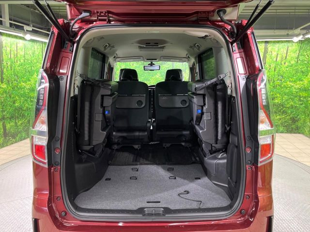後席を格納すると、これだけの広さが!シーンに合わせたシートアレンジで、大きな荷物も積むことが出来ます♪