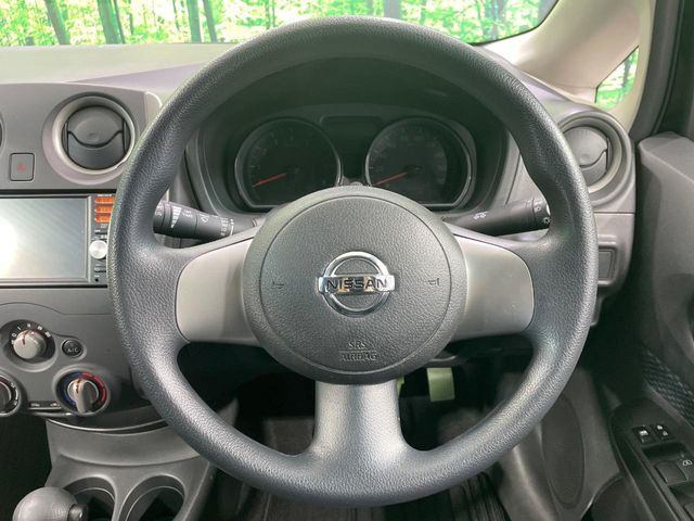 �C���e���A�ɍ��킹���f�U�C���̃X�e�A�����O�́A�^�]�������̂��Ƃ��l���A�^�]���₷���`��A�傫���ł��B�����x�A���ۂɐG���Ă��m���߂��������B