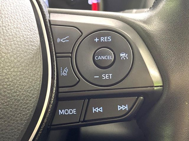 【レーダークルーズコントロール】高速道路での長距離走行が楽に!!自動で速度を保つクルーズコントロールが、衝突軽減システムと連携し、前方の車両を感知して車間を保つように速度調節してくれます!!