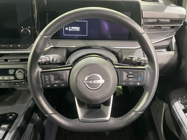 �C���e���A�ɍ��킹���f�U�C���̃X�e�A�����O�́A�^�]�������̂��Ƃ��l���A�^�]���₷���`��A�傫���ł��B�����x�A���ۂɐG���Ă��m���߂��������B