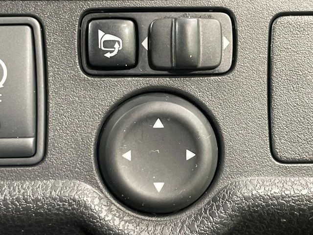 �y�d���i�[�~���[�z�T�C�h�~���[�͓d���i�[���ƂȂ��Ă���A�������ԏ�ł��L�Y�������X�N��}�����܂��B