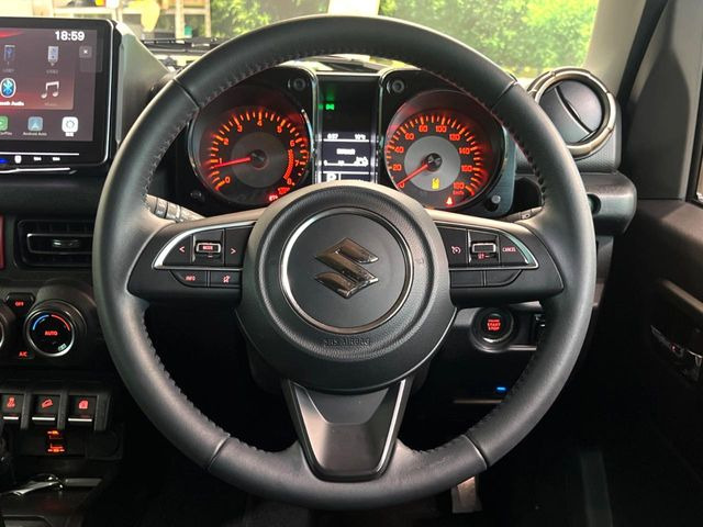 【純正革巻きステアリング】上質な革を使用することで、手にしっかり馴染みとても運転しやすいハンドルです♪