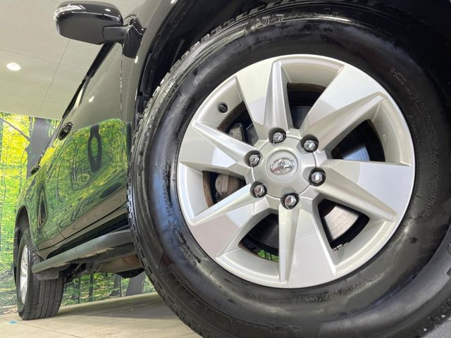 【純正17インチアルミホイール】外観にマッチした純正アルミホイールを装着しております。各種社外アルミホイールや、スタッドレスタイヤも取扱いしております。是非ご相談ください♪