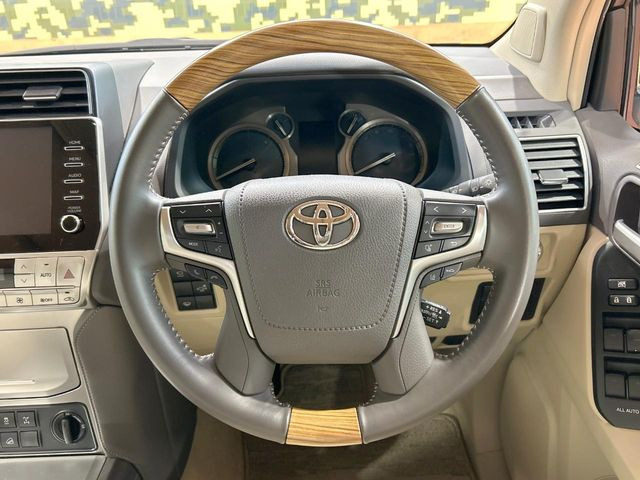 【ウッドコンビステアリング】高級感ある木目調パーツを採用した手に良く馴染むコンビハンドル。運転席廻りの雰囲気も一気に豪華になります!