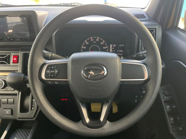 �C���e���A�ɍ��킹���f�U�C���̃X�e�A�����O�́A�^�]�������̂��Ƃ��l���A�^�]���₷���`��A�傫���ł��B�����x�A���ۂɐG���Ă��m���߂��������B