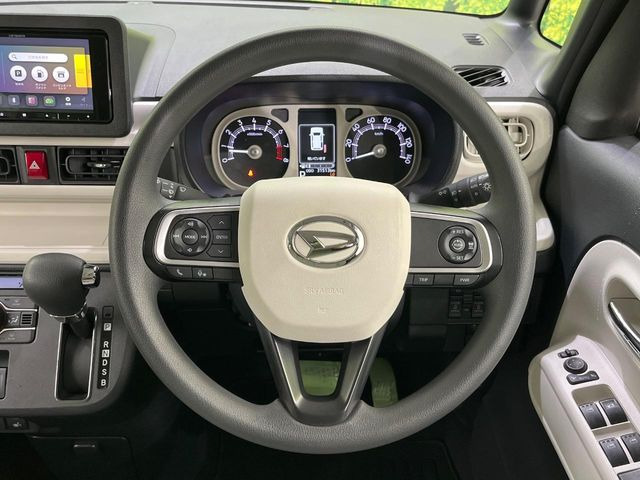 �C���e���A�ɍ��킹���f�U�C���̃X�e�A�����O�́A�^�]�������̂��Ƃ��l���A�^�]���₷���`��A�傫���ł��B�����x�A���ۂɐG���Ă��m���߂��������B