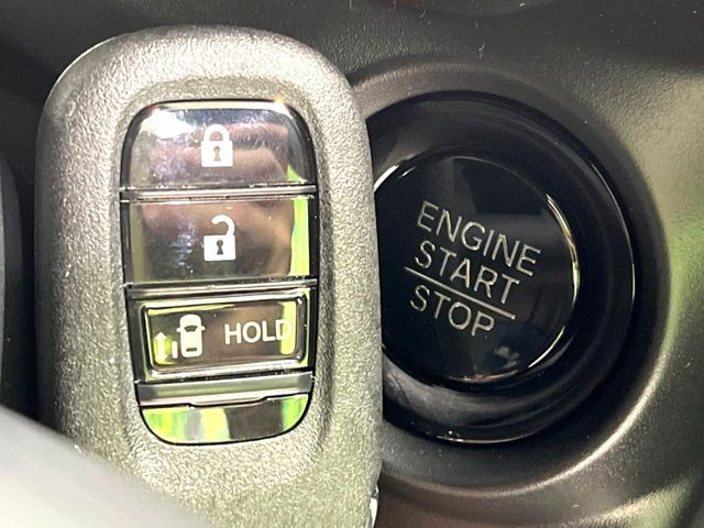 �yHonda�X�}�[�g�L�[�z�J�o����|�P�b�g�ɓ��ꂽ�܂܂ł��h�A�̎{���E�������\�ȃX�}�[�g�L�[�𑕔��B�G���W���̃I���E�I�t�����J�M�����o���K�v����������Ƃ��Ă��֗��ł���