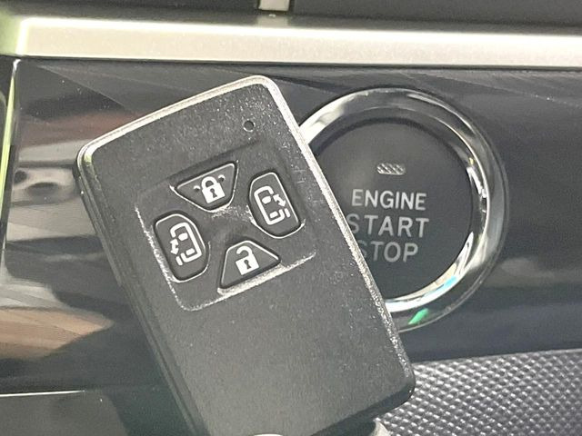 【スマートキー】カバンやポケットに入れたままでもドアの施錠・解錠が可能なスマートキーを装備。エンジンのオン・オフ時もカギを取り出す必要が無いからとっても便利です♪