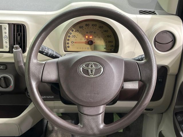 �C���e���A�ɍ��킹���f�U�C���̃X�e�A�����O�́A�^�]�������̂��Ƃ��l���A�^�]���₷���`��A�傫���ł��B�����x�A���ۂɐG���Ă��m���߂��������B