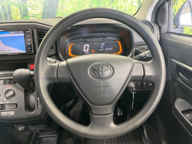 �C���e���A�ɍ��킹���f�U�C���̃X�e�A�����O�́A�^�]�������̂��Ƃ��l���A�^�]���₷���`��A�傫���ł��B�����x�A���ۂɐG���Ă��m���߂��������B