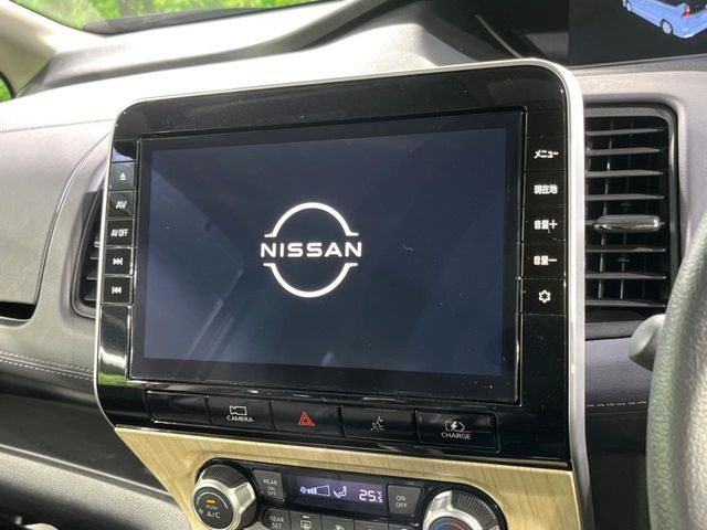 【大画面ナビ】人気の大型10インチナビを装備。存在感のある大画面はインパクト大!ナビ利用時のマップ表示は見やすく、テレビやDVDは臨場感がアップ!いつものドライブがグッと楽しくなります♪