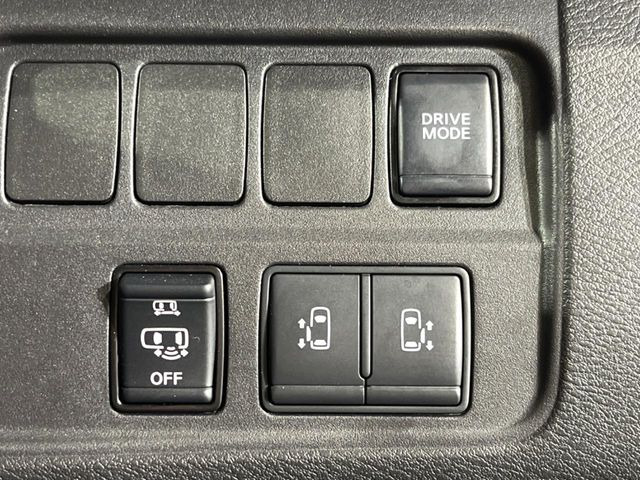 【ハンズフリー機能付き両側パワースライドドア】スライドドアの下に足先を入れてすぐ引くと、自動的にスライドドアが開閉します!荷物で両手がふさがった状態でも、ドアの開閉ができてとっても便利!