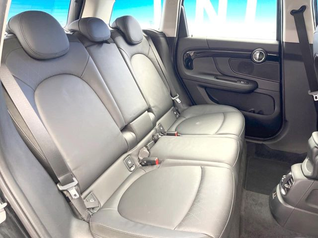 ●後部座席も気になるようなキズ・汚れやへたり等、大きなダメージはなく、良好な状態です。