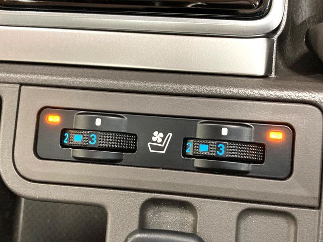 【シートベンチレーション】夏場は涼しい風でお尻や背中の熱やムレを防ぎ、冬はエアコンよりも早く温まってポカポカに!季節を問わず快適に過ごせます。