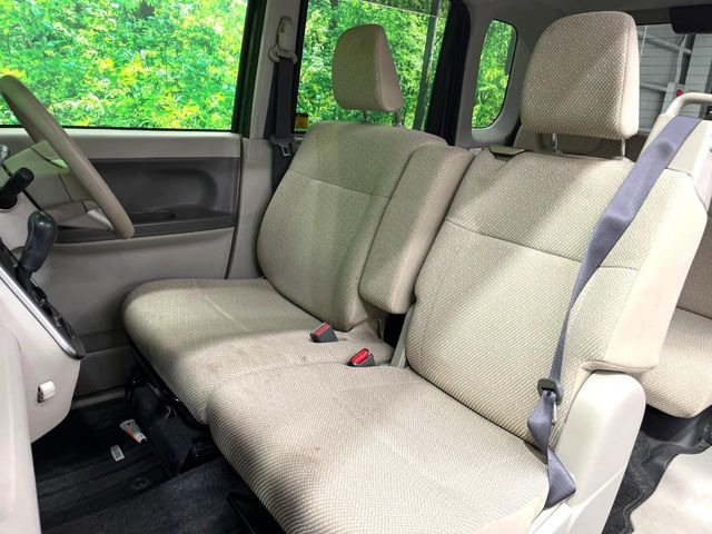 運転席まわりには十分なスペースがあり、大柄な方でもゆったり運転していただける環境です。