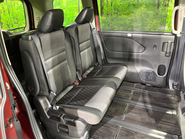 後部座席も気になるようなキズ・汚れやへたり等、大きなダメージはなく、良好な状態です。