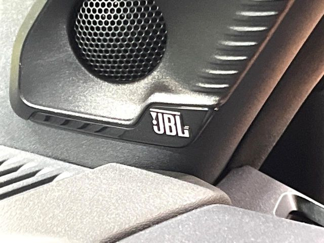 �yJBL�T�E���h�V�X�e���z���[�J�[�I�v�V�����̍��i�ʃT�E���h�V�X�e���𓋍ځB��p�̃`���[�j���O���{���ꂽ�召�l�X�ȃX�s�[�J�[����ǎ��ȃT�E���h���t�ł��A�Տꊴ���ӂ�鉹����Ԃ����o���܂��B