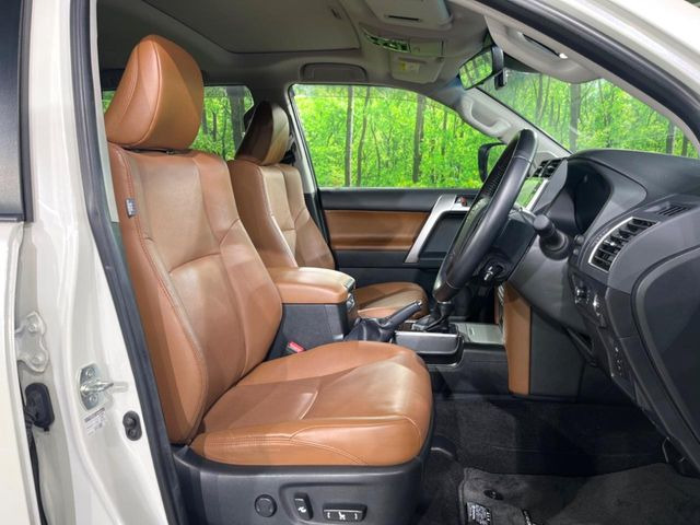 運転席まわりには十分なスペースがあり、大柄な方でもゆったり運転していただける環境です。
