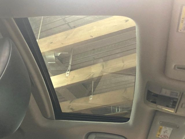 【サンルーフ】開放感たっぷりの希少装備、サンルーフが装着されています!車内に明かりを取り入れたり景色を楽しむ以外にも、車内の空気も簡単に換気できて快適です!