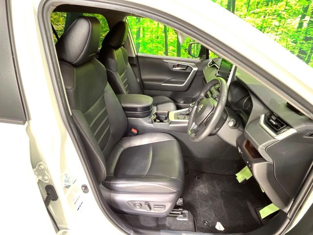 【合皮レザーシート】汚れのふき取りが容易でメンテナンスもが簡単な、機能性に優れる合成皮革を採用した上質なシートです。座り心地もよく、高級感あふれる心地良い車内空間を演出してくれます。