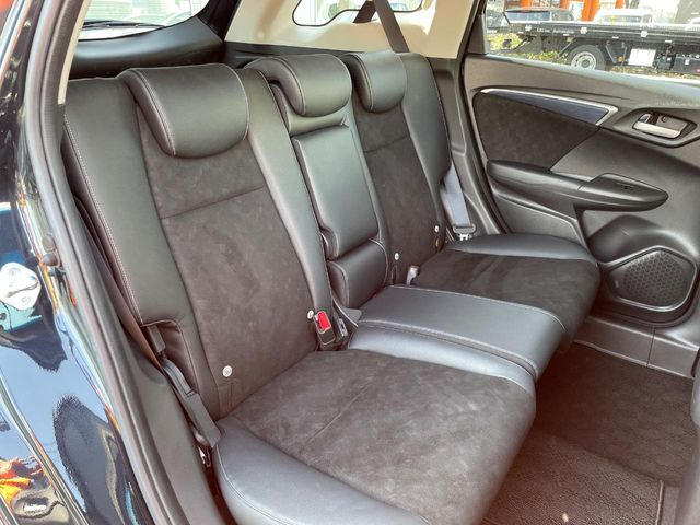 後部座席も気になるようなキズ・汚れやへたり等、大きなダメージはなく、良好な状態です。