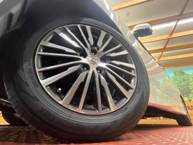 �y����18�C���`�A���~�z�C�[���z�O�ςɃ}�b�`���������A���~�z�C�[���𑕒����Ă���܂��B�e��ЊO�A���~�z�C�[����A�X�^�b�h���X�^�C�����戵�����Ă���܂��B���񂲑��k����������