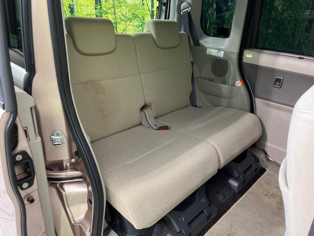 広々とした2列目シートは居住性が高く、居心地も快適!友達や家族とのお出かけにぴったりです。ベビーシートやチャイルドシート使用時も快適にお過ごしいただける十分な空間を確保しています。