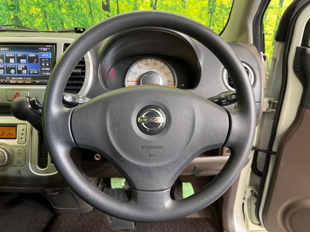 �C���e���A�ɍ��킹���f�U�C���̃X�e�A�����O�́A�^�]�������̂��Ƃ��l���A�^�]���₷���`��A�傫���ł��B�����x�A���ۂɐG���Ă��m���߂��������B