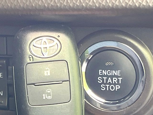 【キーフリーシステム】カバンやポケットに入れたままでもドアの施錠・解錠が可能なスマートキーを装備。エンジンのオン・オフ時もカギを取り出す必要が無いからとっても便利です♪