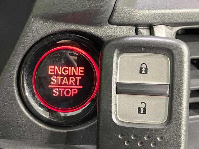 【Hondaスマートキー】カバンやポケットに入れたままでもドアの施錠・解錠が可能なスマートキーを装備。エンジンのオン・オフ時もカギを取り出す必要が無いからとっても便利です♪