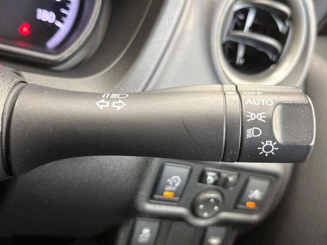 【オートエアコン】一度お好みの温度に設定すれば、車内の温度を検知し風量や温度を自動で調整。暑い&hellip;寒い&hellip;と何度もスイッチ操作をする必要はありません。快適な車内空間には必須の機能ですね♪