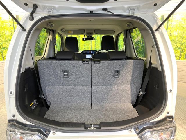 ���i�̂���������ʋ΁A���}���ɏ\���ȉ׎��X�y�[�X���m�ۂ��Ă���܂��B�Z�J���h�V�[�g��|���ƁA�傫�ȉו��̐ύڂ��\�ł���