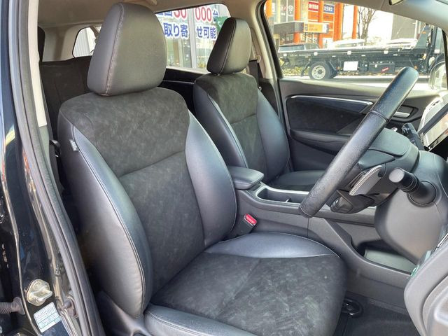 【ハーフレザーシート】高級感と座り心地を両立した人気のシート♪背面・座面のファブリック素材は、通気性の良さや滑りにくさに優れています。気温や服装に左右されず快適にお乗りいただけます。