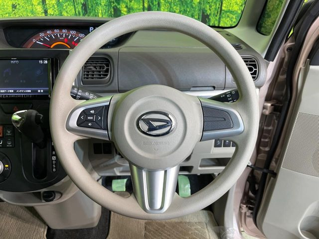 インテリアに合わせたデザインのステアリングは、運転される方のことも考え、運転しやすい形状、大きさです。是非一度、実際に触ってお確かめください。