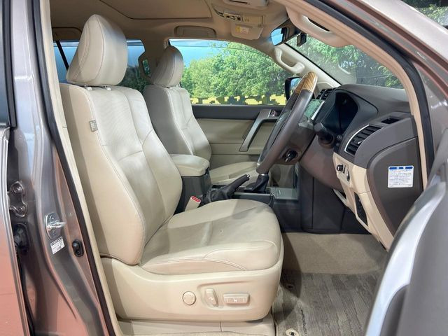 【ベージュレザーシート】デザイン性が高く、高級感のあるベージュ革シート。常に体に触れる部分だから、座り心地の良さにはこだわりたいですね♪汚れの付着や劣化を抑制する内装コーティング施工もおススメですよ♪