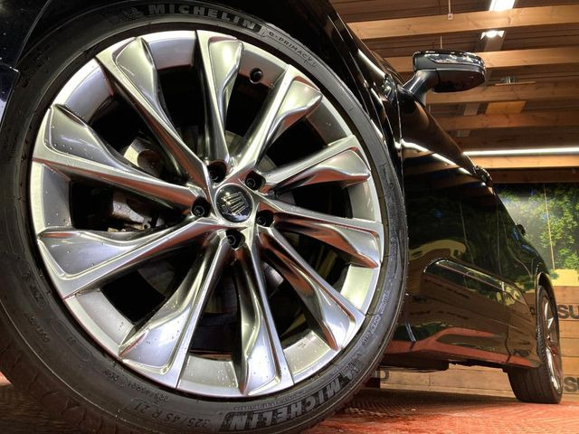 【純正21インチアルミホイール】外観にマッチした純正アルミホイールを装着しております。各種社外アルミホイールや、スタッドレスタイヤも取扱いしております。是非ご相談ください♪
