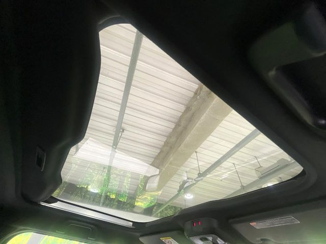 【ガラスルーフ】ガラスルーフ搭載で車内の解放感が一気にアップ!開放的なドライブをお楽しみいただけます。