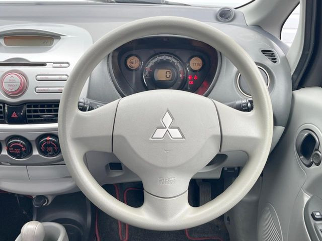 �C���e���A�ɍ��킹���f�U�C���̃X�e�A�����O�́A�^�]�������̂��Ƃ��l���A�^�]���₷���`��A�傫���ł��B�����x�A���ۂɐG���Ă��m���߂��������B