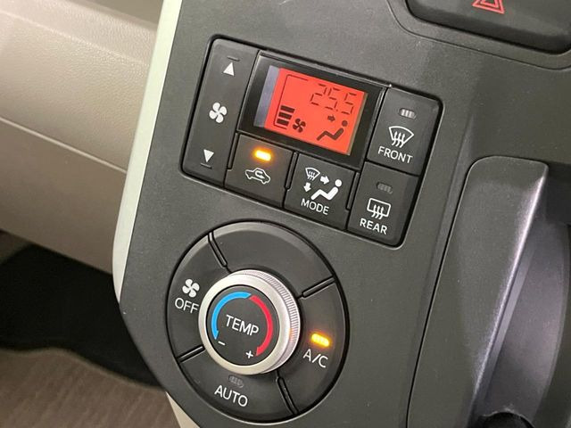 【オートエアコン】一度お好みの温度に設定すれば、車内の温度を検知し風量や温度を自動で調整。暑い&hellip;寒い&hellip;と何度もスイッチ操作をする必要はありません。快適な車内空間には必須の機能ですね♪