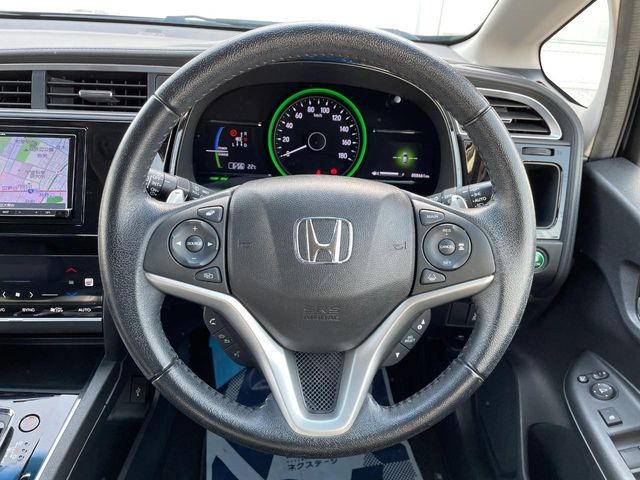 【ステアリングスイッチ】運転中、前方から目線をそらすことなく、オーディオ等の操作が可能な便利機能!安心&快適なドライブを演出してくれます♪