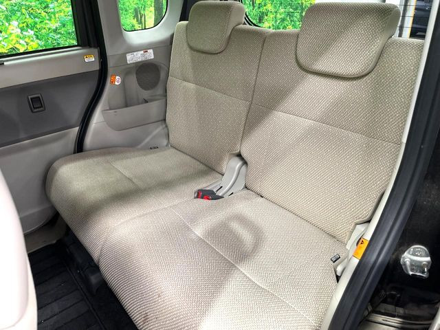 後部座席も気になるようなキズ・汚れやへたり等、大きなダメージはなく、良好な状態です。