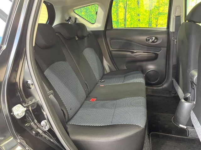 後部座席も気になるようなキズ・汚れやへたり等、大きなダメージはなく、良好な状態です。