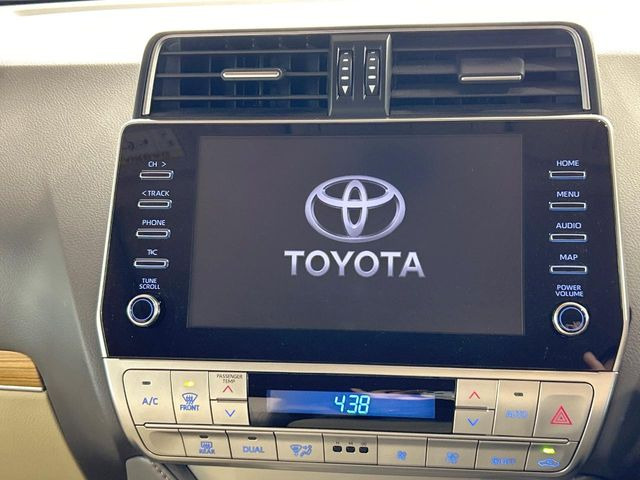 【メーカー純正ナビ】インテリアに溶け込むスタイリッシュな「専用設計」メーカーナビを装備♪視認性や操作性など基本性能にも優れ、より上質なカーライフをお楽しみいただけます。