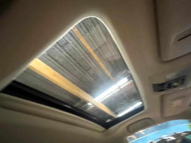 【サンルーフ】開放感たっぷりの希少装備、サンルーフが装着されています!車内に明かりを取り入れたり景色を楽しむ以外にも、車内の空気も簡単に換気できて快適です!